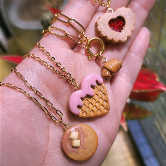 Collares de acero inoxidable y arcilla polimérica de dulces en miniatura. Hechos a mano e hipoalergénicos.