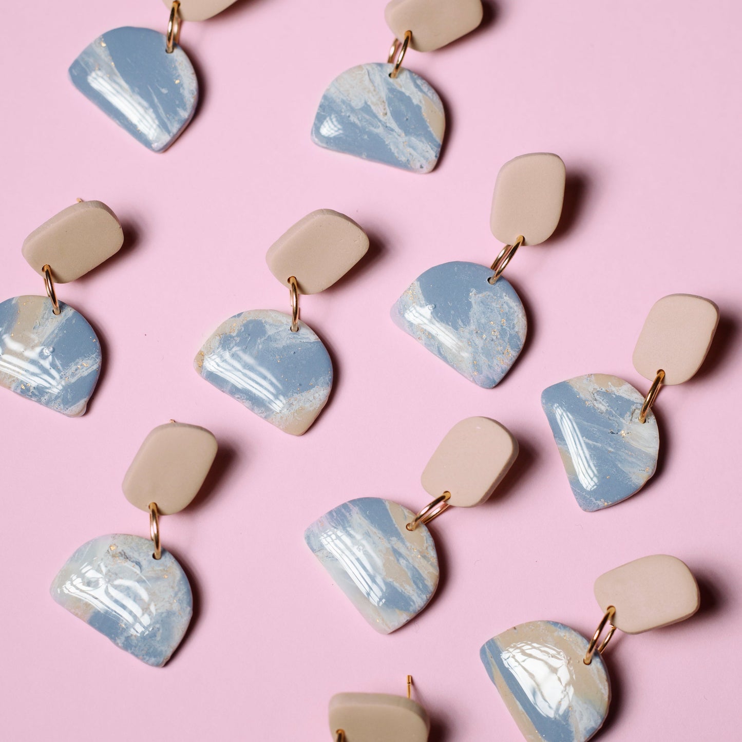 Pendientes de arcilla polimérica con diseño geométrico en tonos azules y beige que imitan los colores de la orilla del mar.