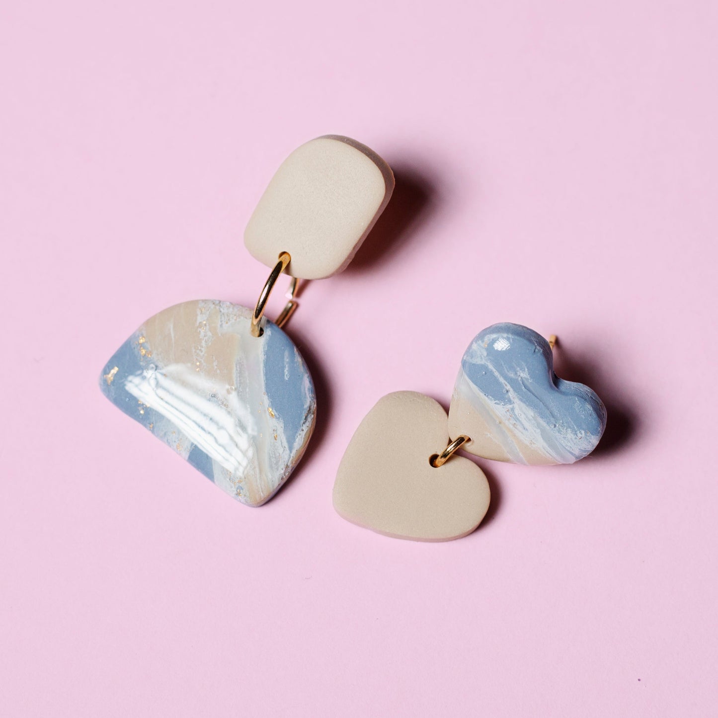 Pendientes de arcilla polimérica con diseño geométrico en tonos azules y beige que imitan los colores de la orilla del mar.