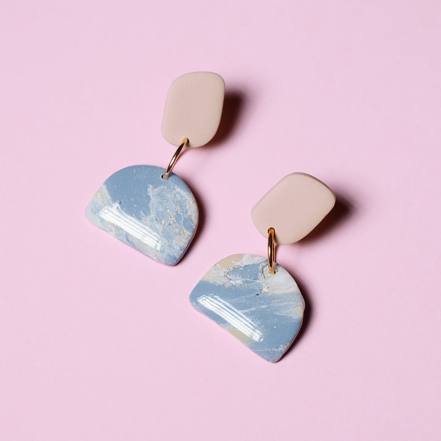 Pendientes de arcilla polimérica con diseño geométrico en tonos azules y beige que imitan los colores de la orilla del mar.