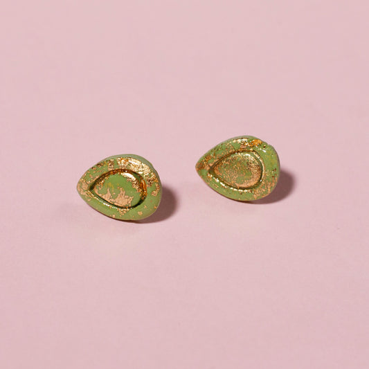 Pendientes de botón de arcilla polimérica y acero inoxidable minimalista en beige y verde con pan de oro.
Hechos a manos con mucho amor, cada pieza es única.
