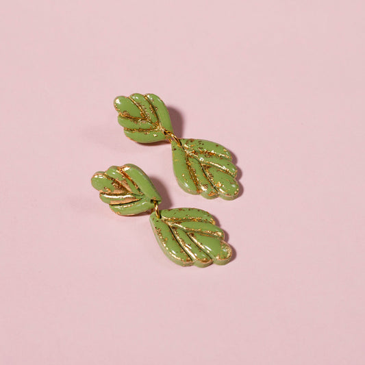 Pendientes colgantes de arcilla polimérica y acero inoxidable con diseño de hojas en beige con pan de oro.