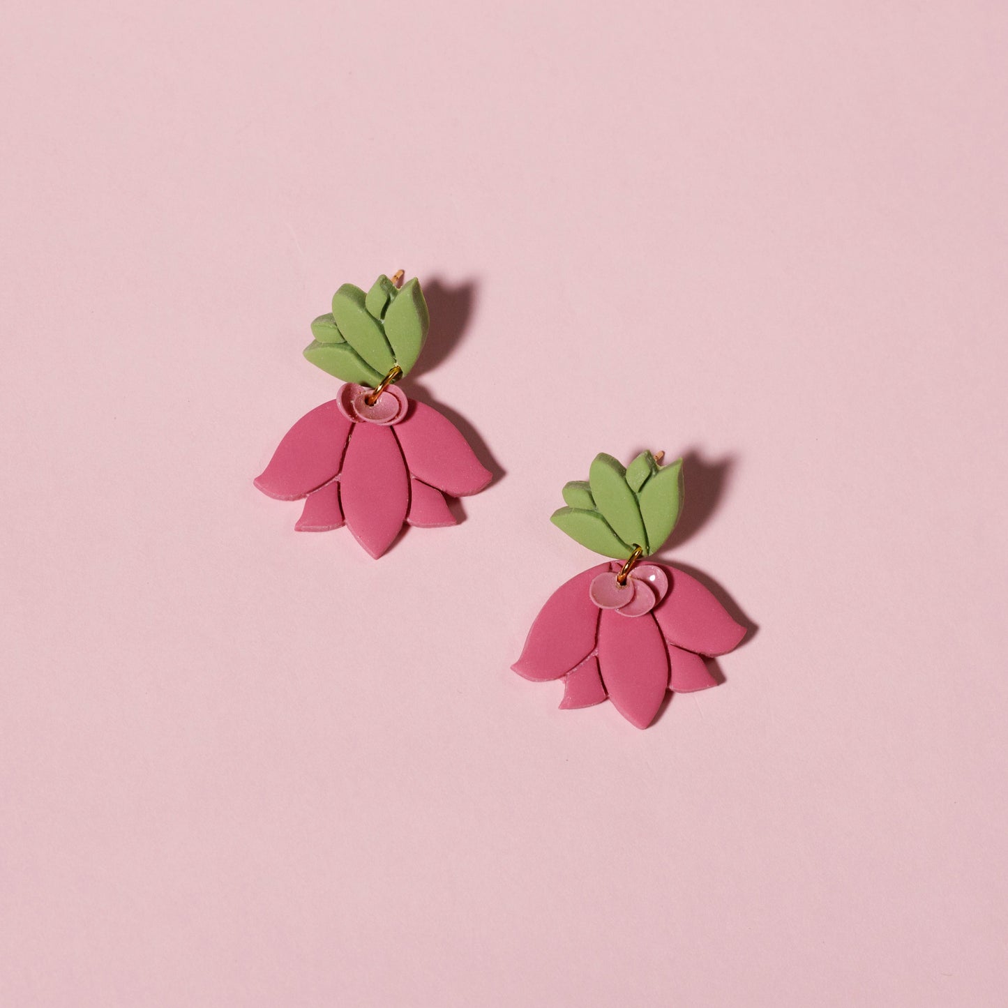 Pendientes colgantes de arcilla polimérica con forma de flor de loto.