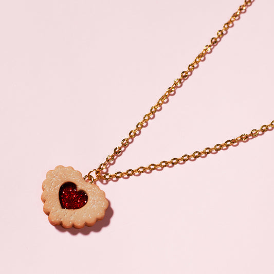 Collar de acero inoxidable con charm de galleta en forma de corazón hecho a mano con arcilla polimérica.