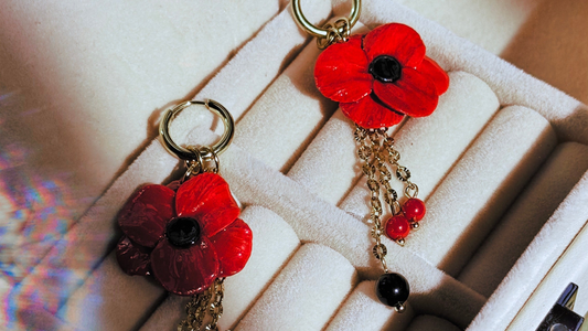 Flores que nunca mueren: el simbolismo de las flores oscuras en la joyería artesanal