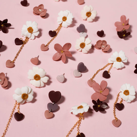Colección de pendientes del Día de margaritas y corazones hechos a mano en arcilla polimérica y acero inoxidable.