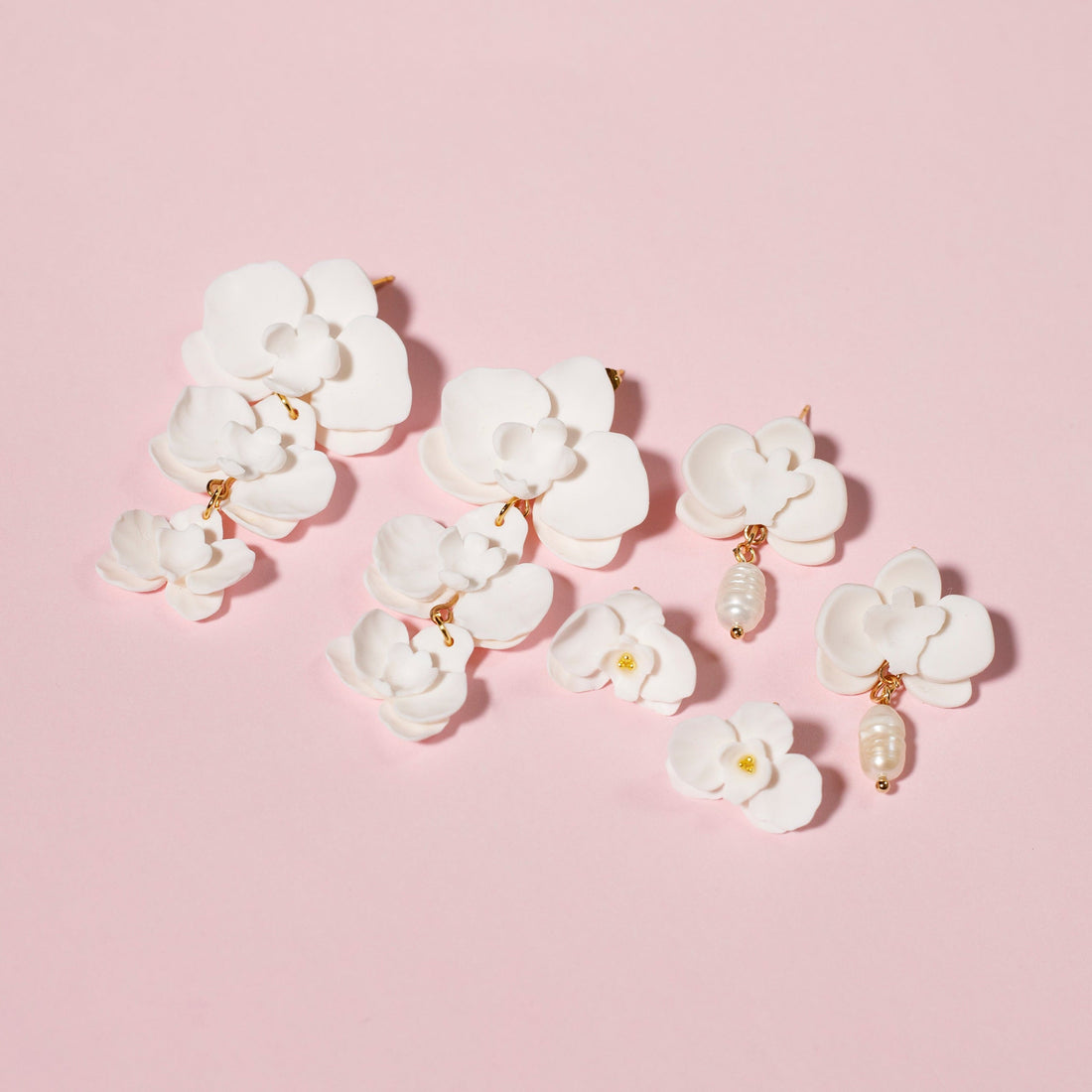 Pendientes Colección floral hechos a mano de arcilla polimérica y acero inoxidable con forma de orquídeas.