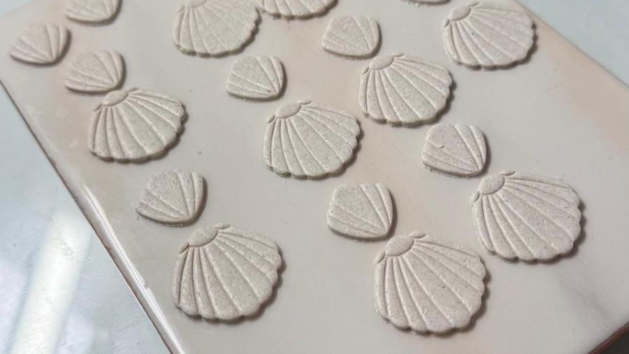 Piezas de arcilla polimérica de conchas ya cortadas