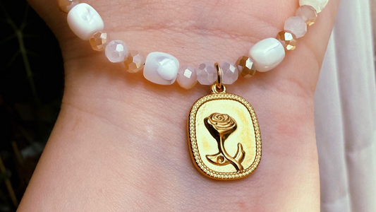 Joyería artesanal vs joyería convencional: descubre por qué elegir piezas hechas a mano ✨🌸