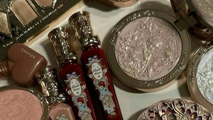 La historia oscura del maquillaje: del kohl egipcio al labio vino