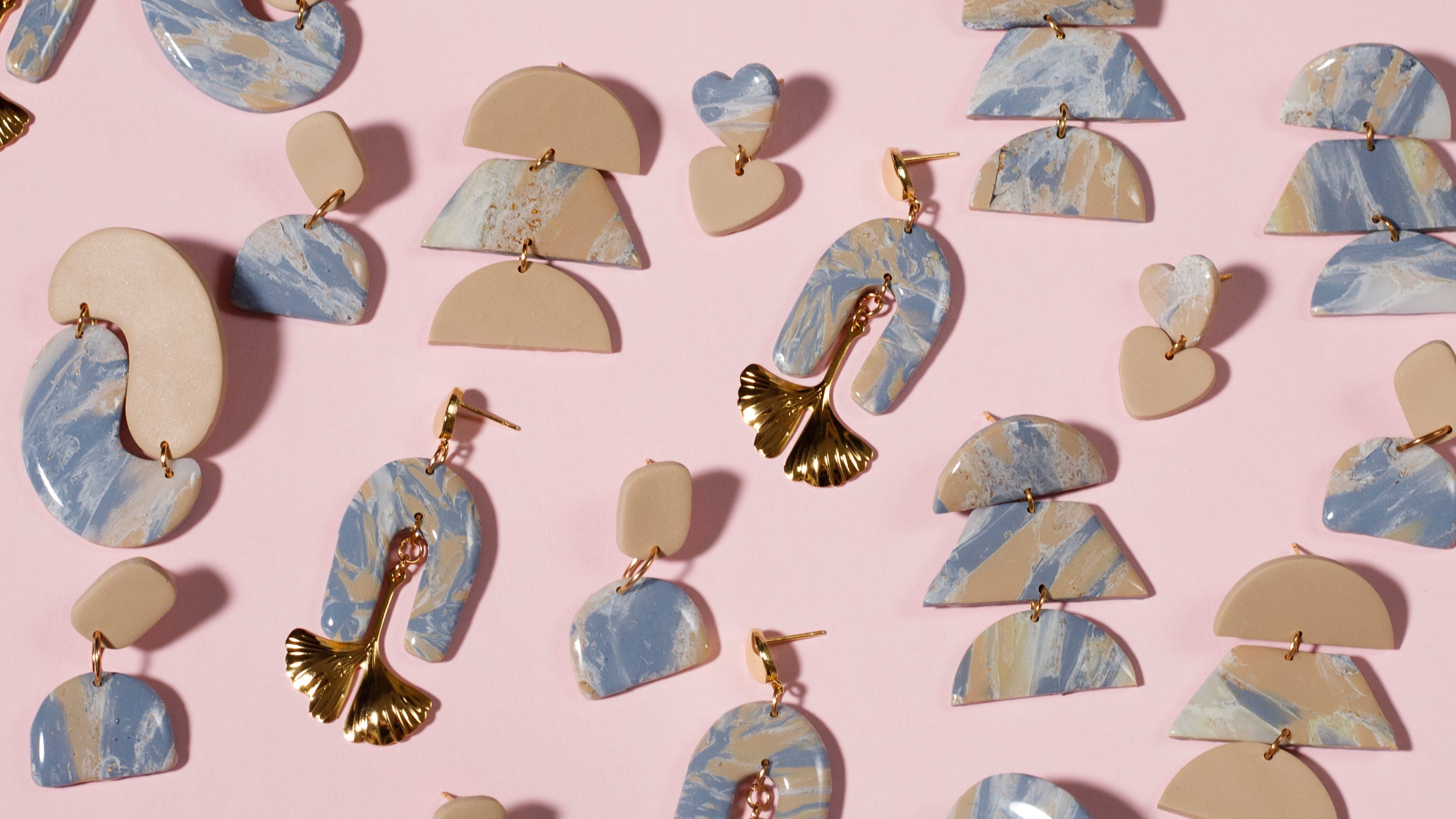 Colección de pendientes hechos a mano de arcilla polimérica y acero inoxidable para mujeres únicas e inspirados en las olas del mar cuando rompen en la playa. Perfectos para este verano.