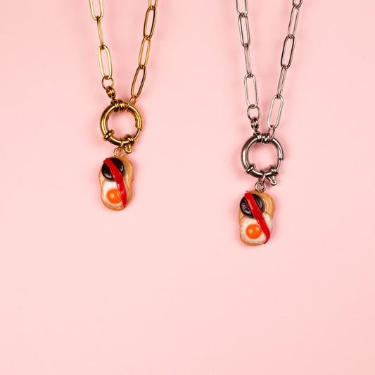Collares de acero inoxidable con enganche delantero y charm de cojonuda hecha a mano en arcilla polimérica.