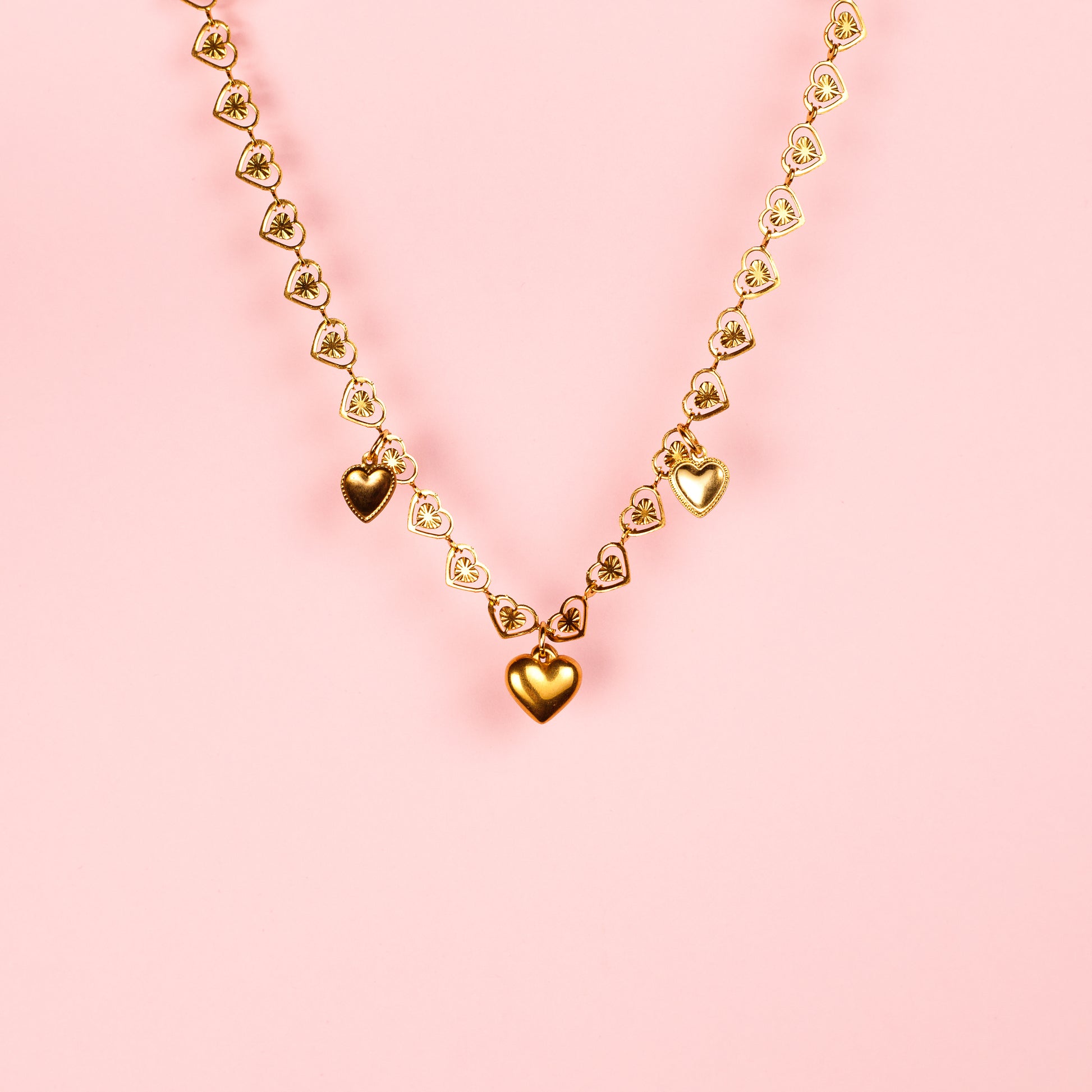 Gargantilla de acero inoxidable hecha a mano con charms de corazones.