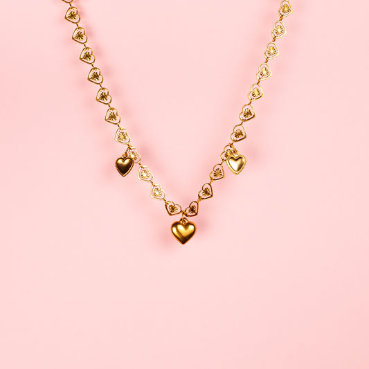 Gargantilla de acero inoxidable hecha a mano con charms de corazones.