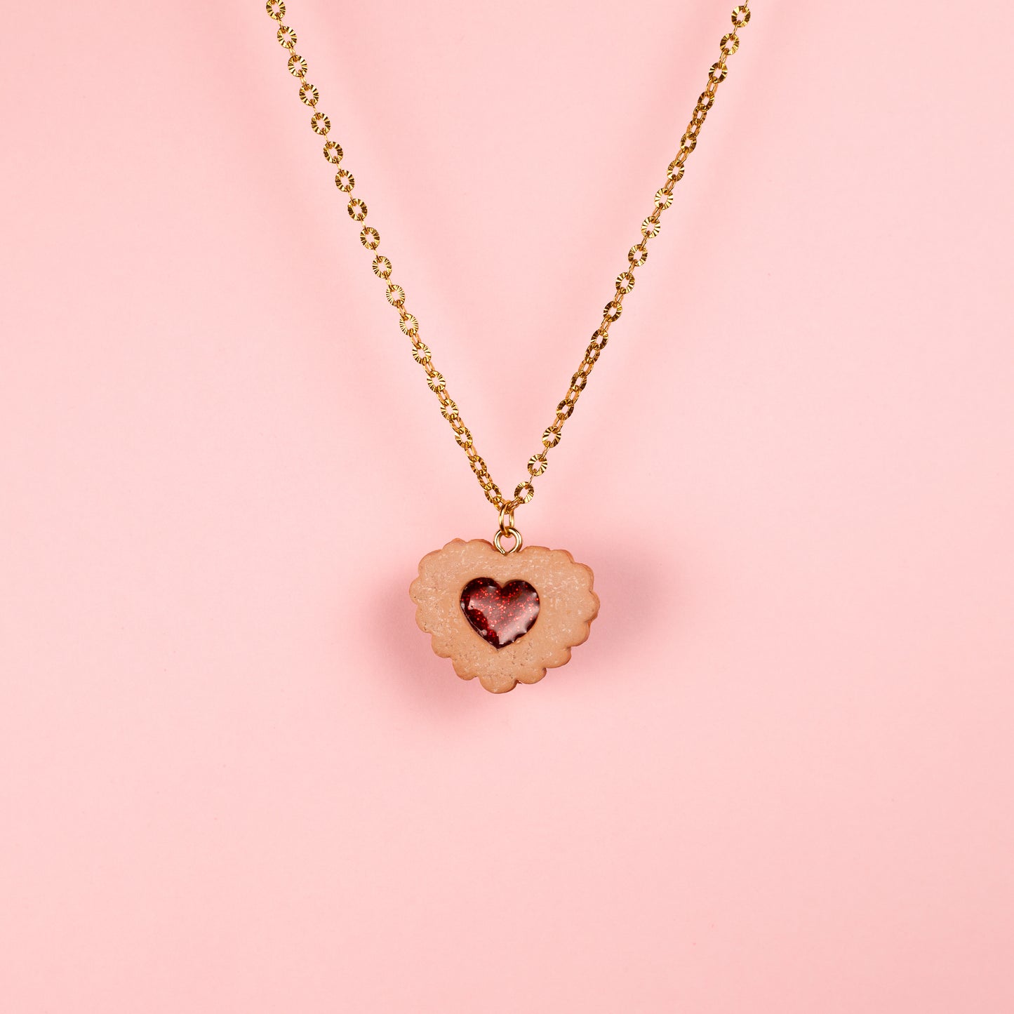 Collar de acero inoxidable dorado con cadena fina y charm de galleta de corazón hecho a mano con arcilla polimérica y resina.