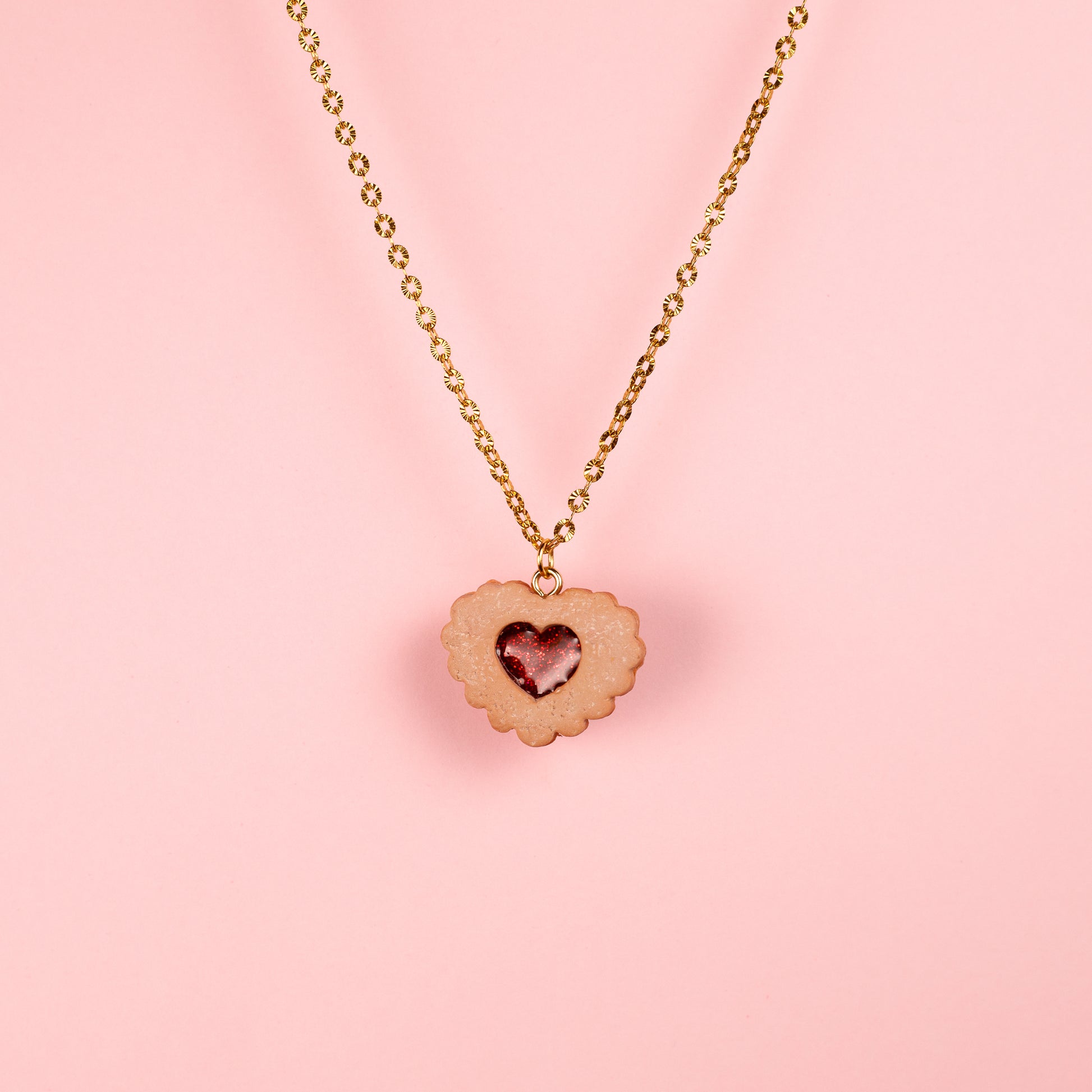Collar de acero inoxidable dorado con cadena fina y charm de galleta de corazón hecho a mano con arcilla polimérica y resina.