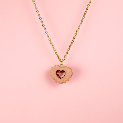 Collar de acero inoxidable dorado con cadena fina y charm de galleta de corazón hecho a mano con arcilla polimérica y resina.