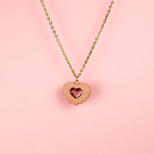 Collar de acero inoxidable dorado con cadena fina y charm de galleta de corazón hecho a mano con arcilla polimérica y resina.