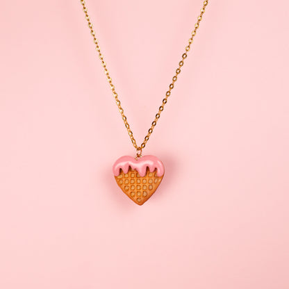 Collar con cadena fina de acero inoxidable en dorado y charm de gofre con forma de corazón hecho a mano con arcilla polimérica