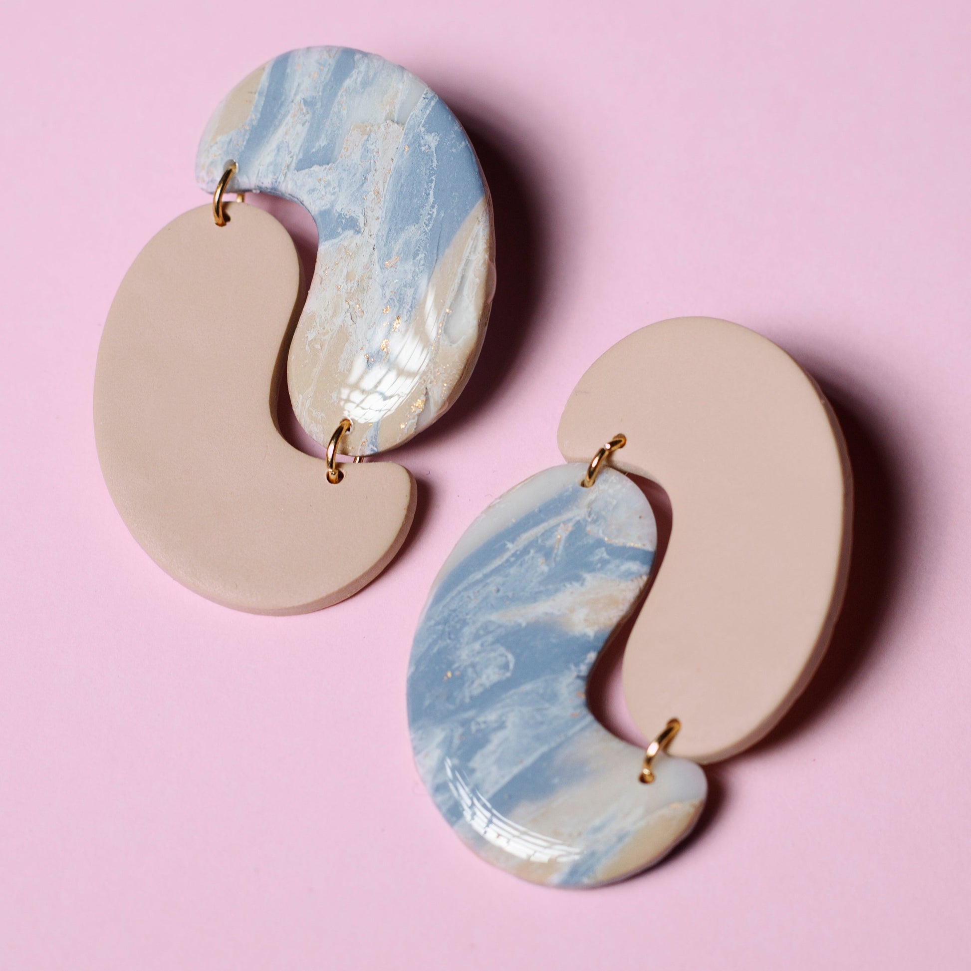 Pendientes de arcilla polimérica con diseño geométrico en tonos azules y beige que imitan los colores de la orilla del mar.