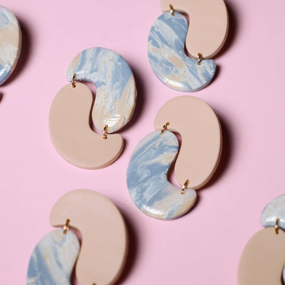 Pendientes de arcilla polimérica con diseño geométrico en tonos azules y beige que imitan los colores de la orilla del mar.