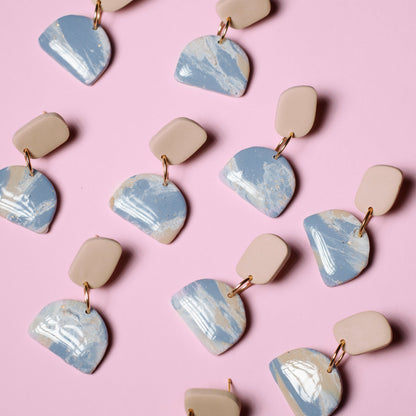 Pendientes de arcilla polimérica con diseño geométrico en tonos azules y beige que imitan los colores de la orilla del mar.