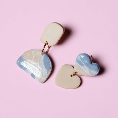 Pendientes de arcilla polimérica con diseño geométrico en tonos azules y beige que imitan los colores de la orilla del mar.