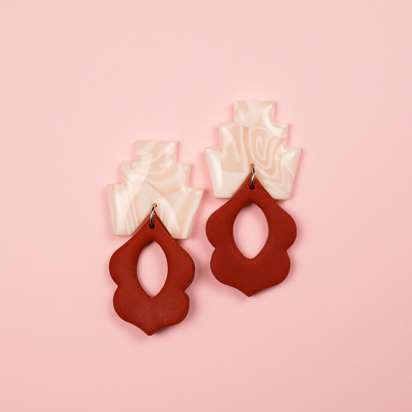 Pendientes de arcilla polimérica y acero inoxidable con formas geométricas y textura abstracta en color blanco y teja.