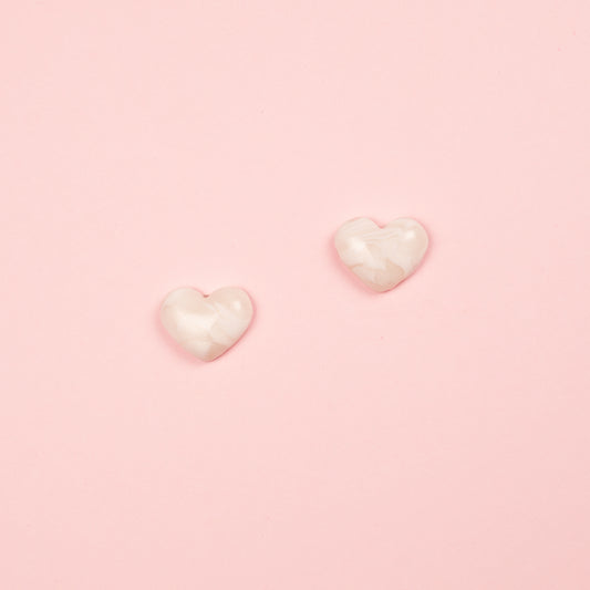 Pendientes de arcilla polimérica y acero inoxidable  hechos a mano con forma de corazón en blanco.