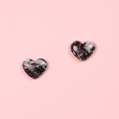 Pendientes de botón hechos a mano con arcilla polimérica y acero inoxidable en forma de corazón.
