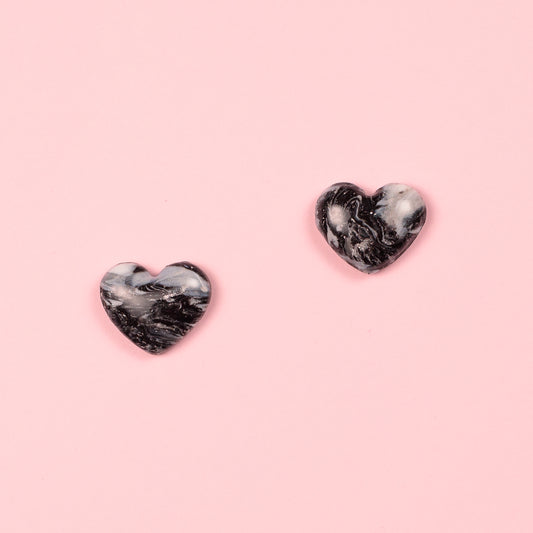 Pendientes de botón hechos a mano con arcilla polimérica y acero inoxidable en forma de corazón.