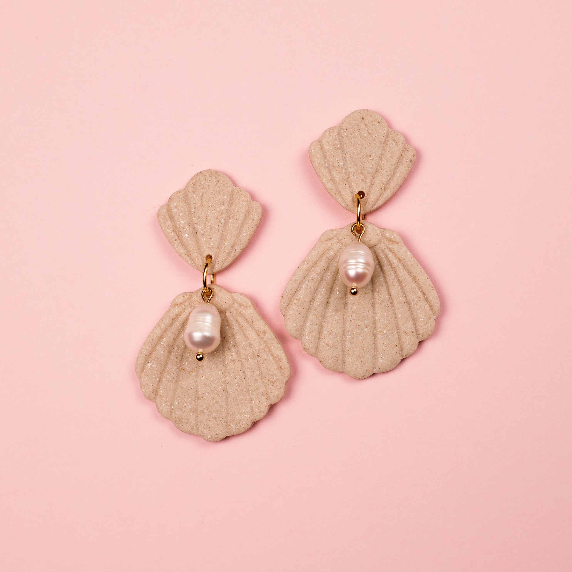 Pendientes hechos a mano con arcilla polimérica en forma de concha colgantes y adorno de perla natural.
