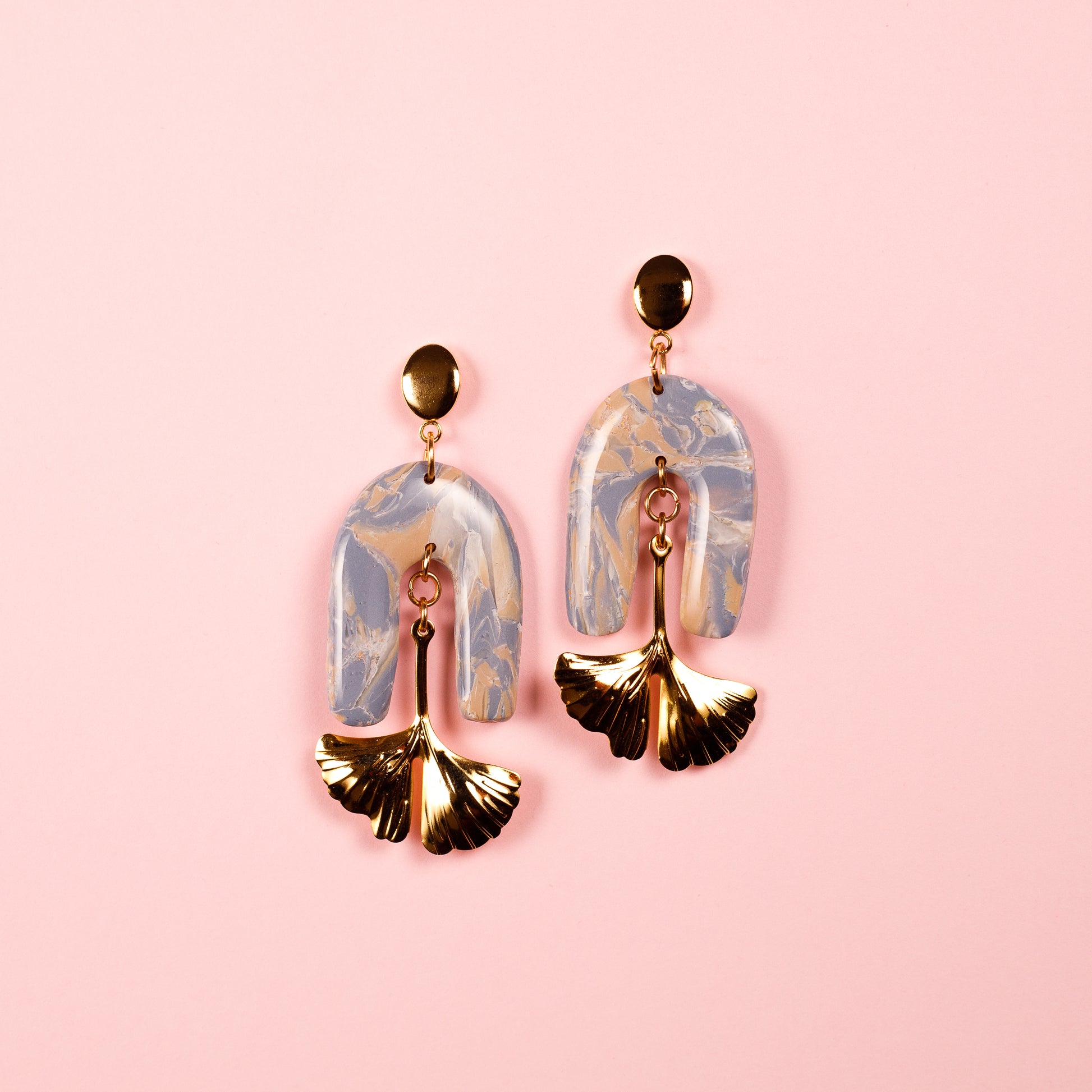 Pendientes colgantes hechos a mano con arcilla polimérica y acero inoxidable con forma de arco y charm en forma de ginkgo biloba.