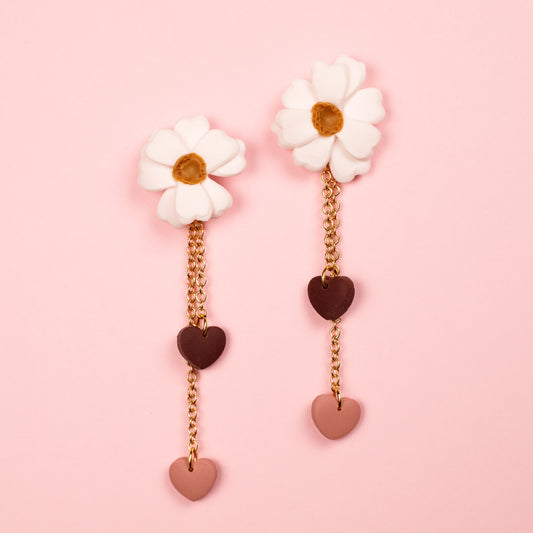 Pendientes hechos a mano en arcilla polimérica y acero inoxidable. Margaritas con colgantes de cadena con corazones.