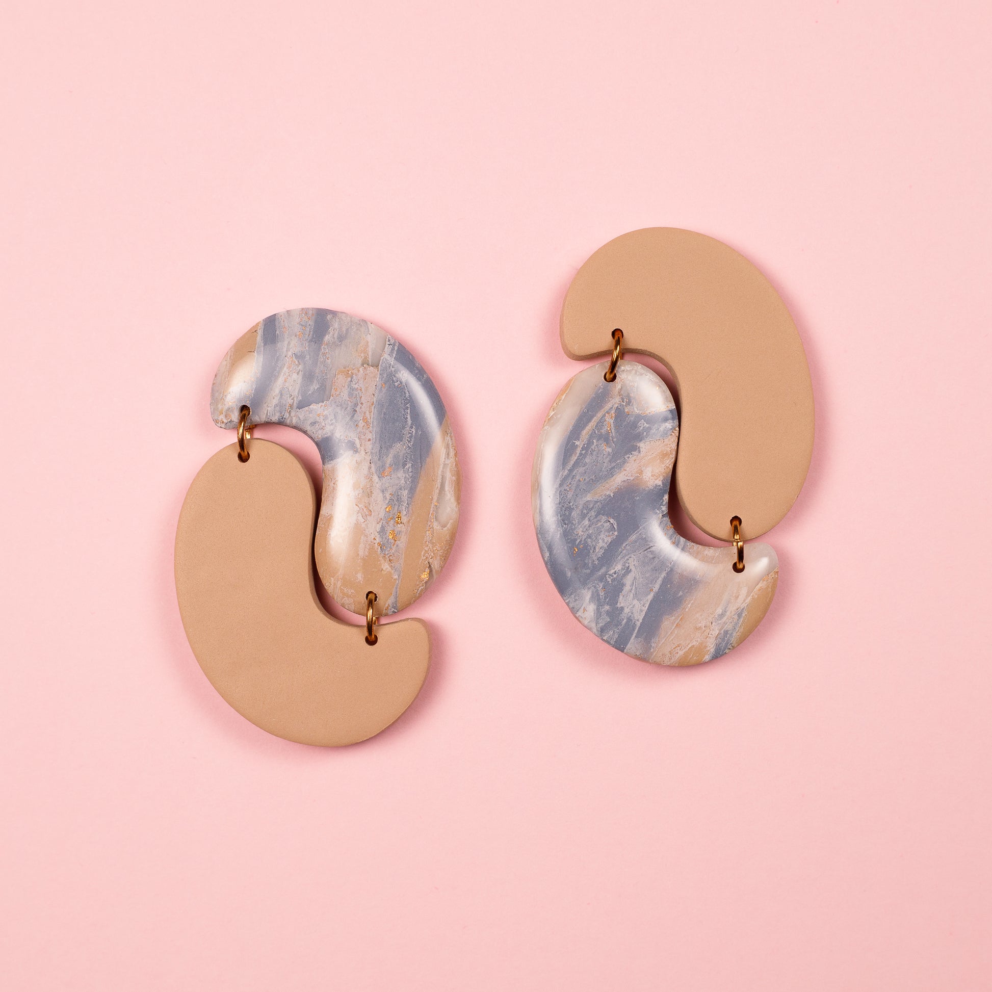 Pendientes de arcilla polimérica y acero inoxidable hechos a mano. inspirados en los colores del mar cuando rompen en la orilla.