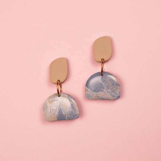 Pendientes colgantes hechos a mano de arcilla polimérica y acero inoxidable.  Hechos con formas geométricas e inspirados en los tonos del mar cuando rompe en la playa.