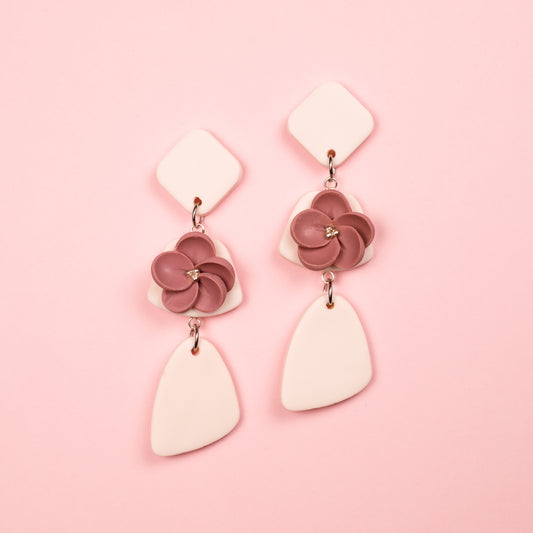 Pendientes colgantes de arcilla polimérica y acero inoxidable hechos a mano. 3 piezas geométricas colgantes con flores rosas y detalles plateados.