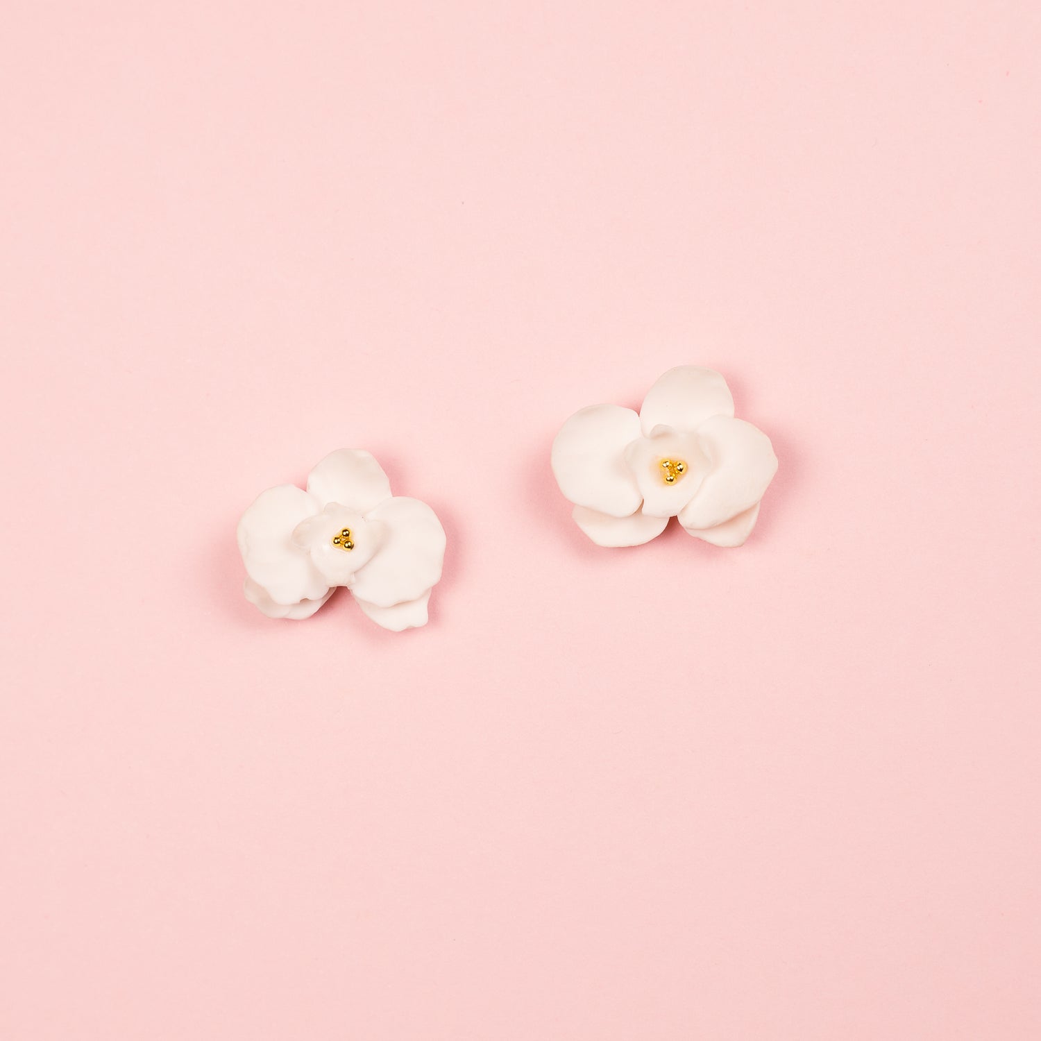 Pendientes de arcilla polimérica y acero inoxidable con forma de orquídea blanca.