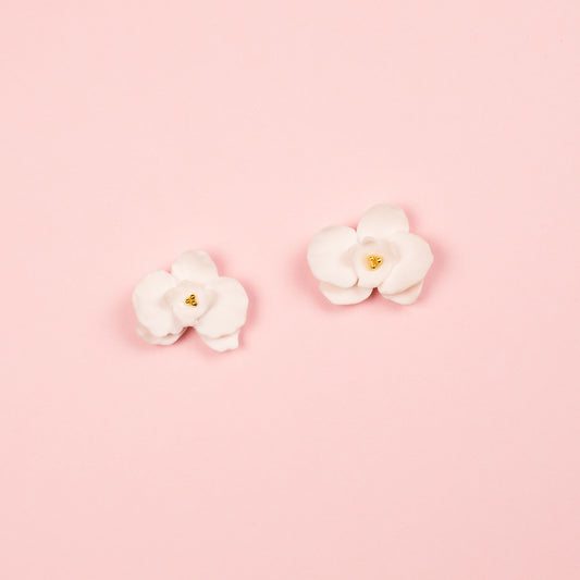 Pendientes de arcilla polimérica y acero inoxidable con forma de orquídea blanca.