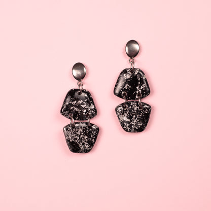 Pendientes con formas geométricas de arcilla polimérica y acero inoxidable.