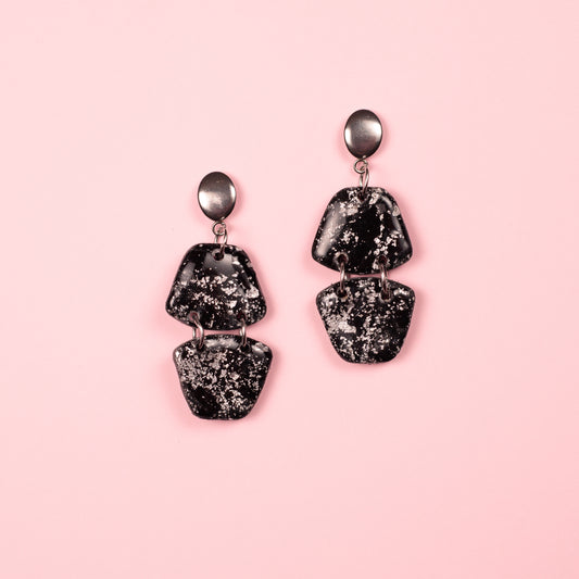 Pendientes con formas geométricas de arcilla polimérica y acero inoxidable.