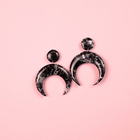 Pendientes colgantes hechos a mano en arcilla polimérica y acero inoxidable en forma de media luna.
