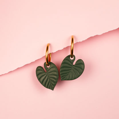 Pendientes de aro de acero inoxidable dorado con charm de hojas de philodendron verde. Hechos a mano.