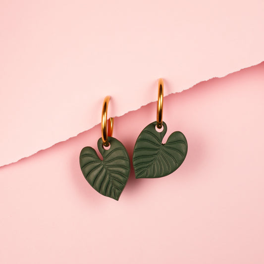 Pendientes de aro de acero inoxidable dorado con charm de hojas de philodendron verde. Hechos a mano.