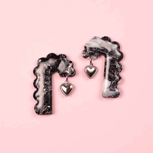 Pendientes hechos a mano con arcilla polimérica y acero inoxidable en forma de arco con charm decorativo de corazón.
