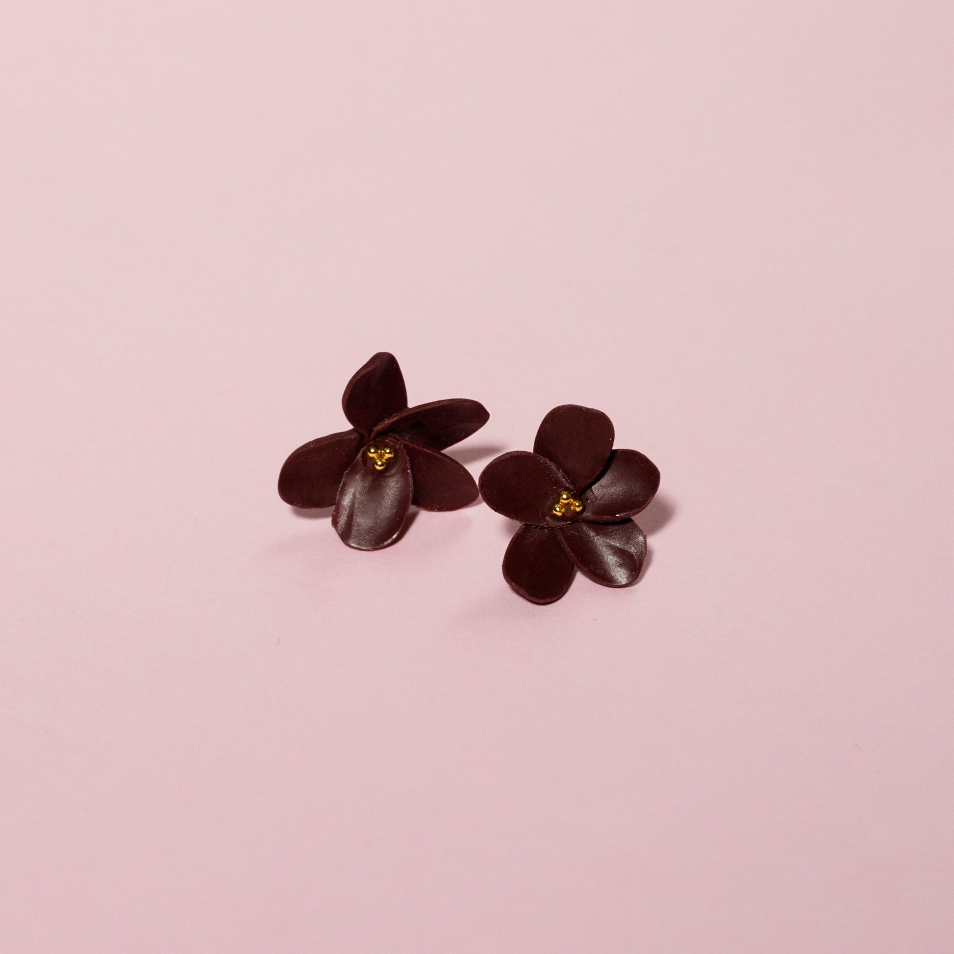 Pendientes de arcilla polimérica en color burdeos con diseño de floral y detalles dorados.