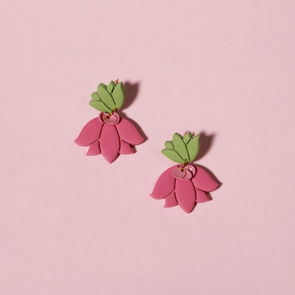Pendientes colgantes de arcilla polimérica con forma de flor de loto.