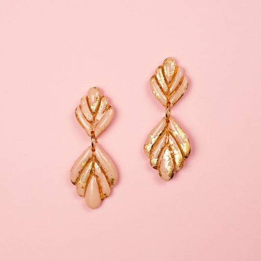 Pendientes de arcilla polimérica y acero inoxidable con forma de hojas colgantes hechos a mano.